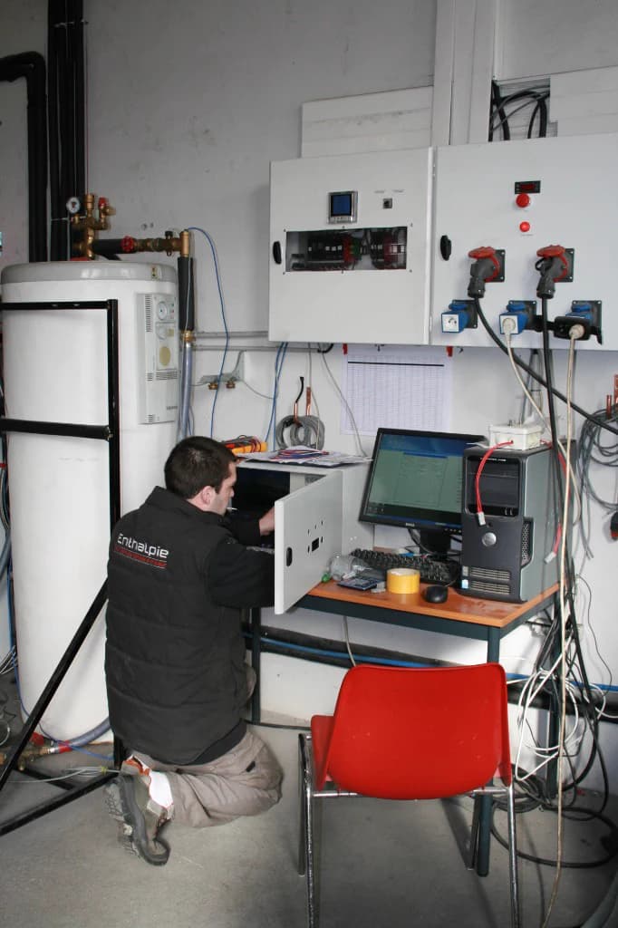 Technicien Enthalpie travaillant sur un banc d'essai lors de la création de l'atelier en 2005