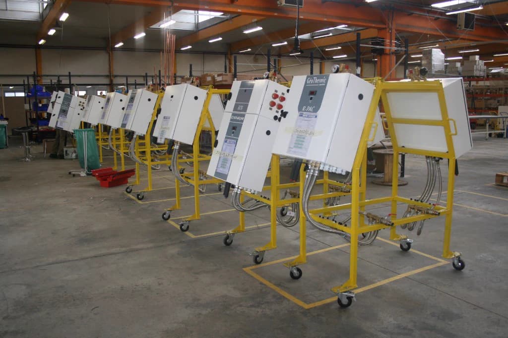 Pompes à chaleur Enthalpie alignées en atelier pendant l'augmentation de production en 2008